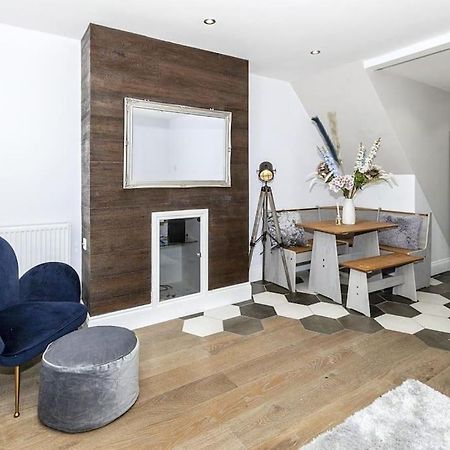 Lovely 2-Bed In Windsor Free Parking, 1 Mile From Legoland Exterior photo