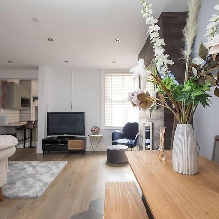 Lovely 2-Bed In Windsor Free Parking, 1 Mile From Legoland Exterior photo