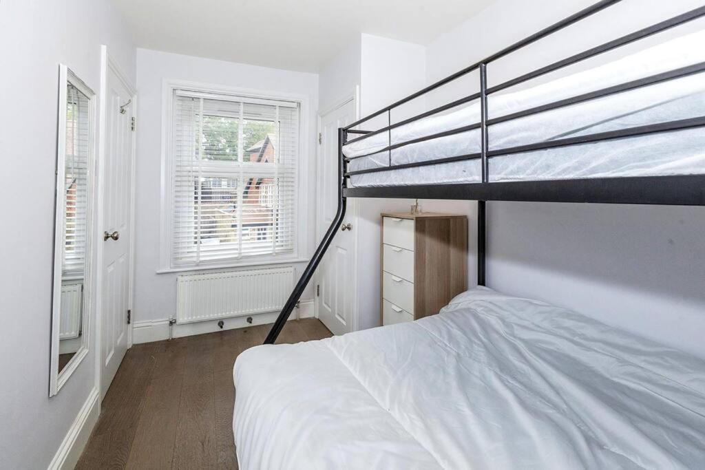 Lovely 2-Bed In Windsor Free Parking, 1 Mile From Legoland Exterior photo