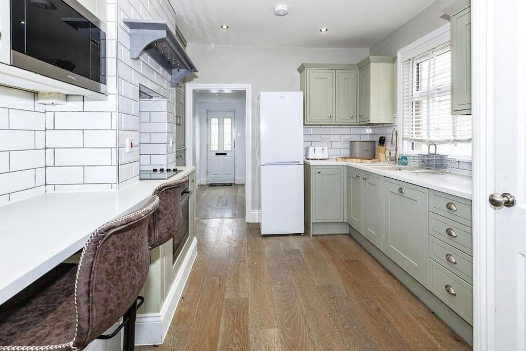 Lovely 2-Bed In Windsor Free Parking, 1 Mile From Legoland Exterior photo
