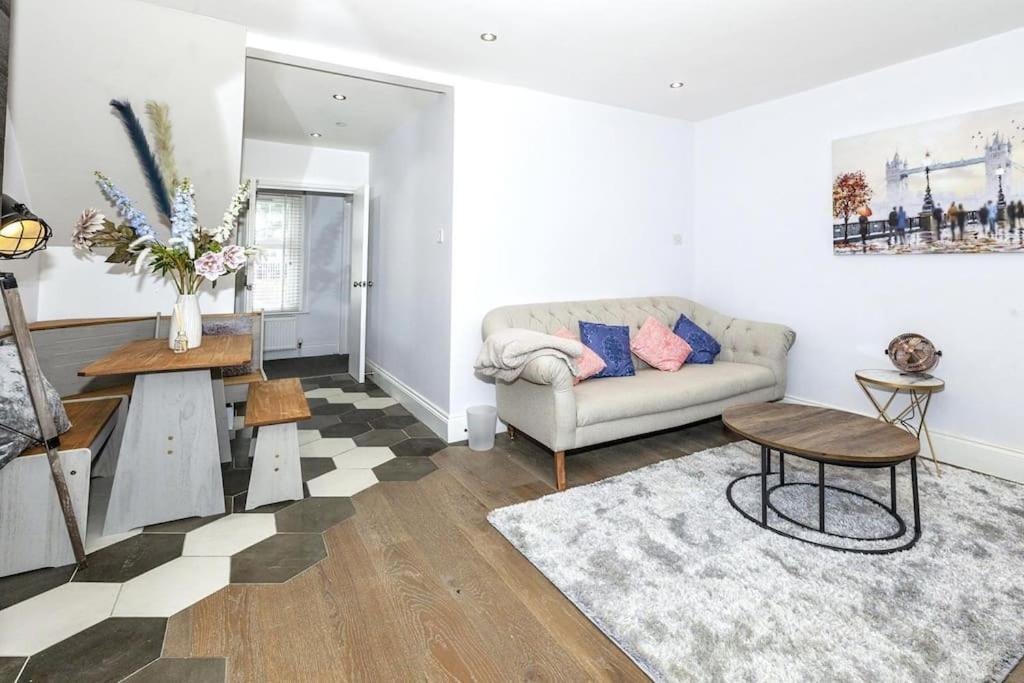 Lovely 2-Bed In Windsor Free Parking, 1 Mile From Legoland Exterior photo