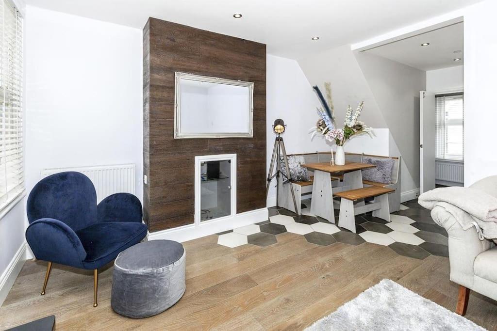 Lovely 2-Bed In Windsor Free Parking, 1 Mile From Legoland Exterior photo