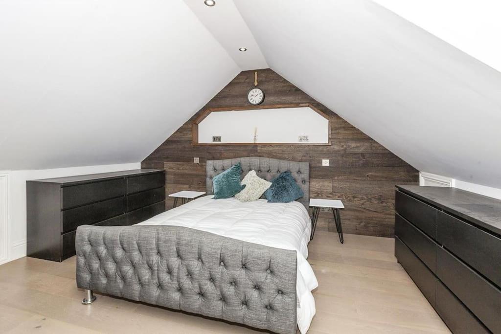 Lovely 2-Bed In Windsor Free Parking, 1 Mile From Legoland Exterior photo