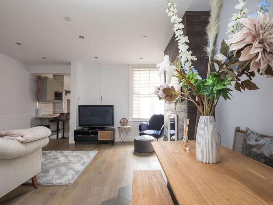 Lovely 2-Bed In Windsor Free Parking, 1 Mile From Legoland Exterior photo